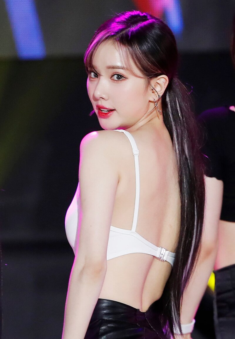  비비지 은하 Love Love Love 더쇼 무대의상