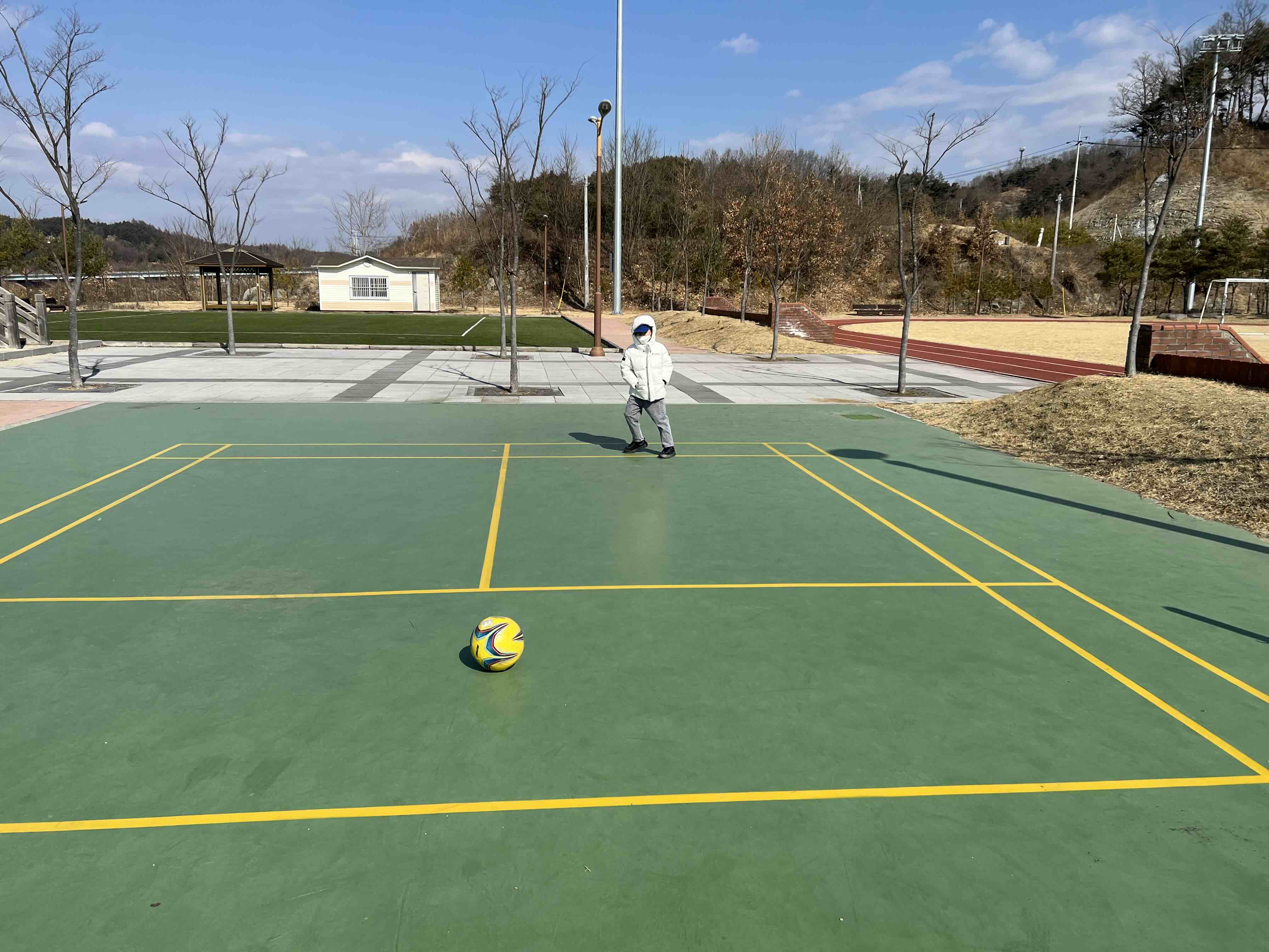 아들과 축구하는 모습