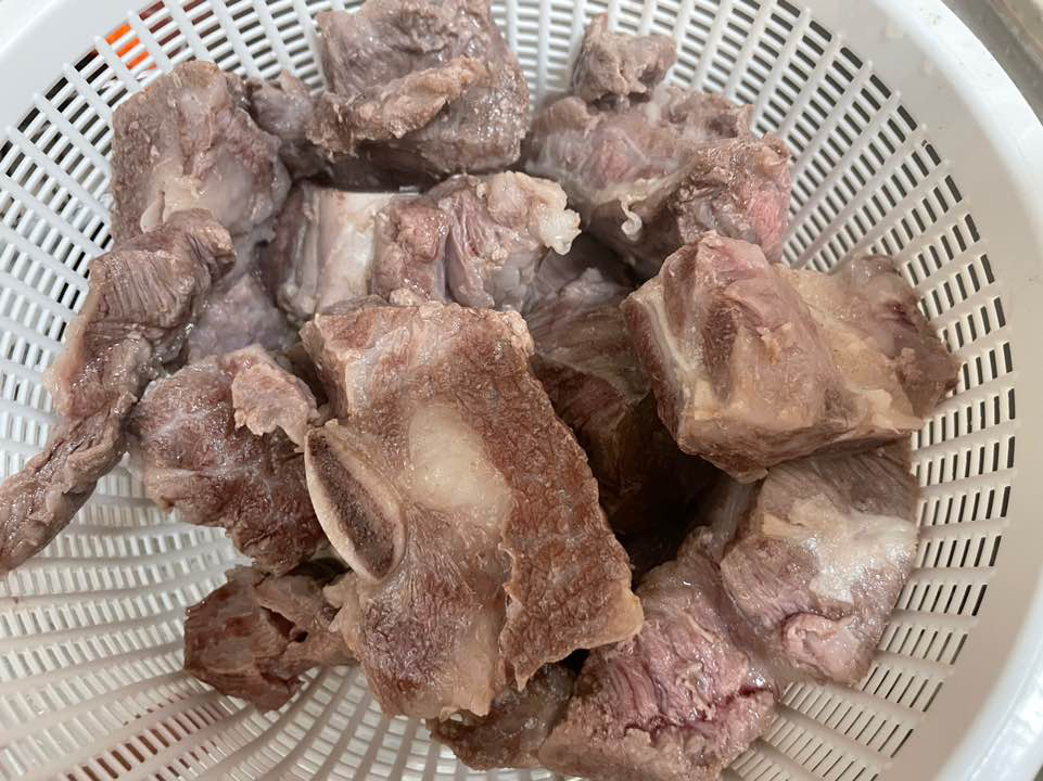 삶은 고기 씻어주기