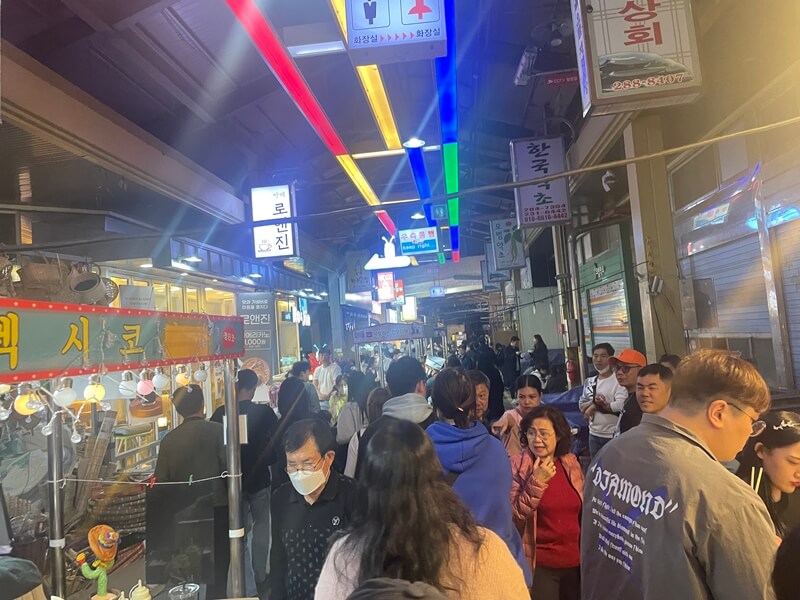낮과는_달리_사람들이_꽉_들어찬_전주_남부시장_야시장의_모습