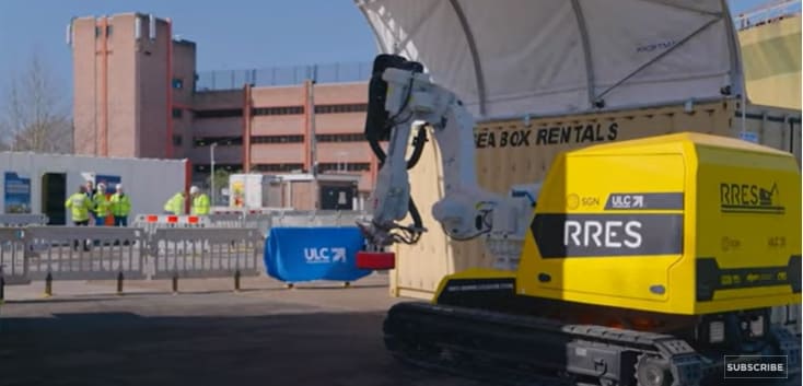 어떤 모양도 굴착할 수 있는 로봇 도로공사 및 굴착 시스템 VIDEO: Roadworks robot trialled on Surrey gas job