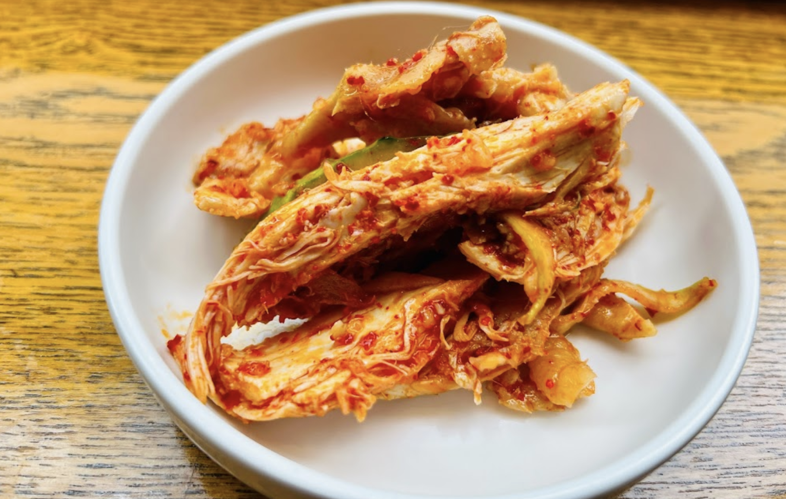 밑반찬으로 나온 닭무침이 그릇에 담겨있는 사진