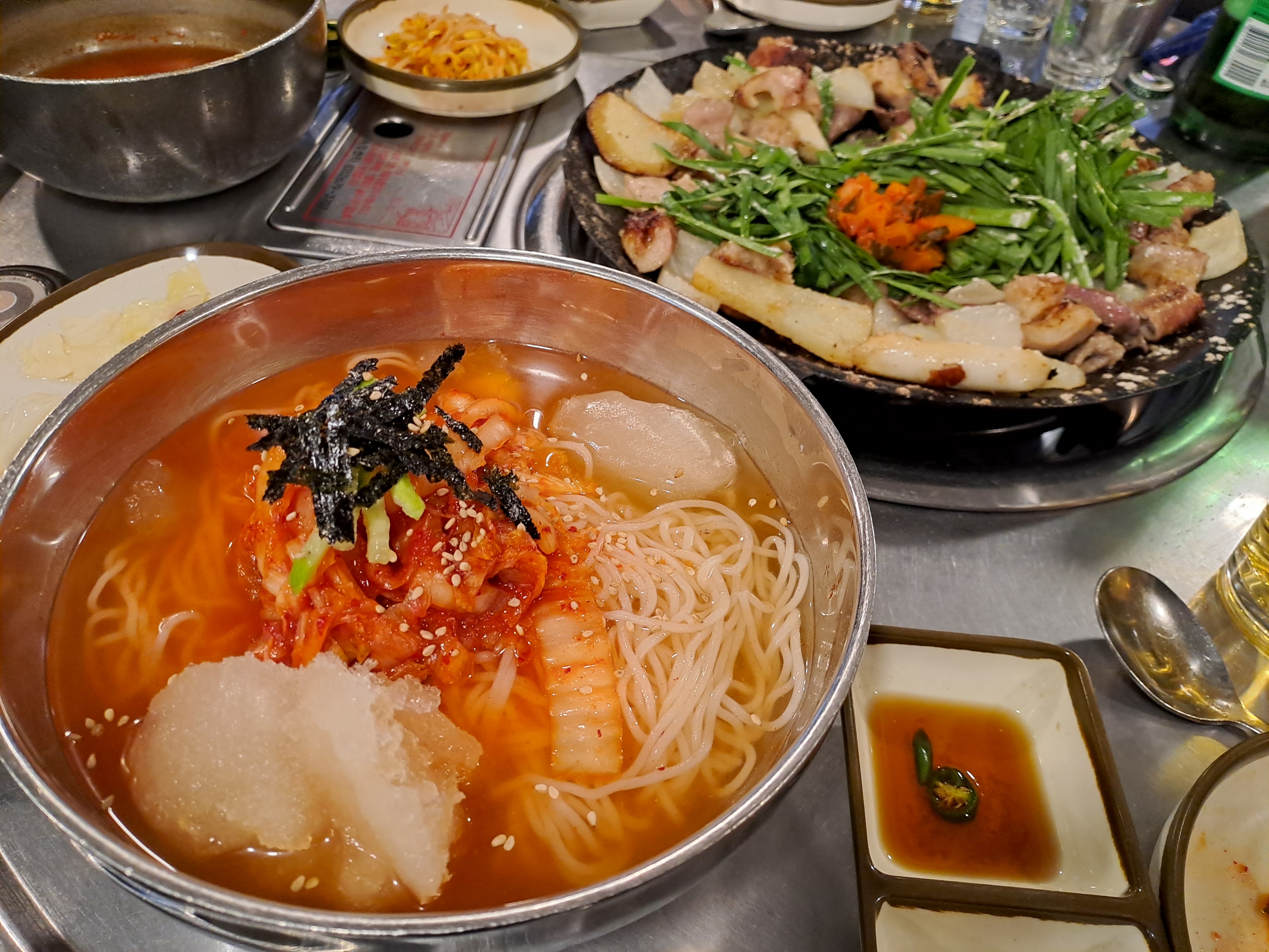 김치말이국수와-모둠구이의-모습이다.