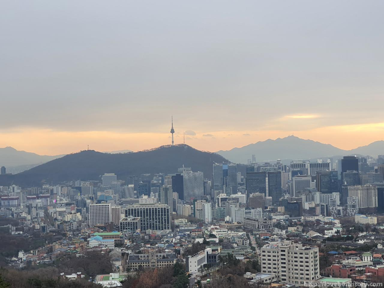 북악산_北岳山_Bukaksan/저 멀리 남산타워도 보이네요

흐린 날씨덕에 노을지는 느낌의

모습을 볼수 있었습니다