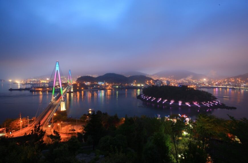 산-위로-바다와-야경-조명이-보인다
