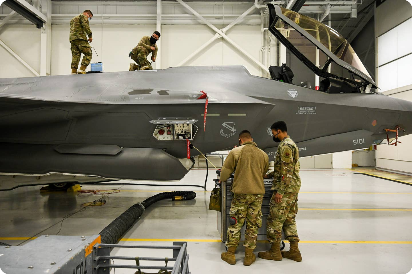 F-35A 항공기를 점검하고 있는 정비사들의 모습