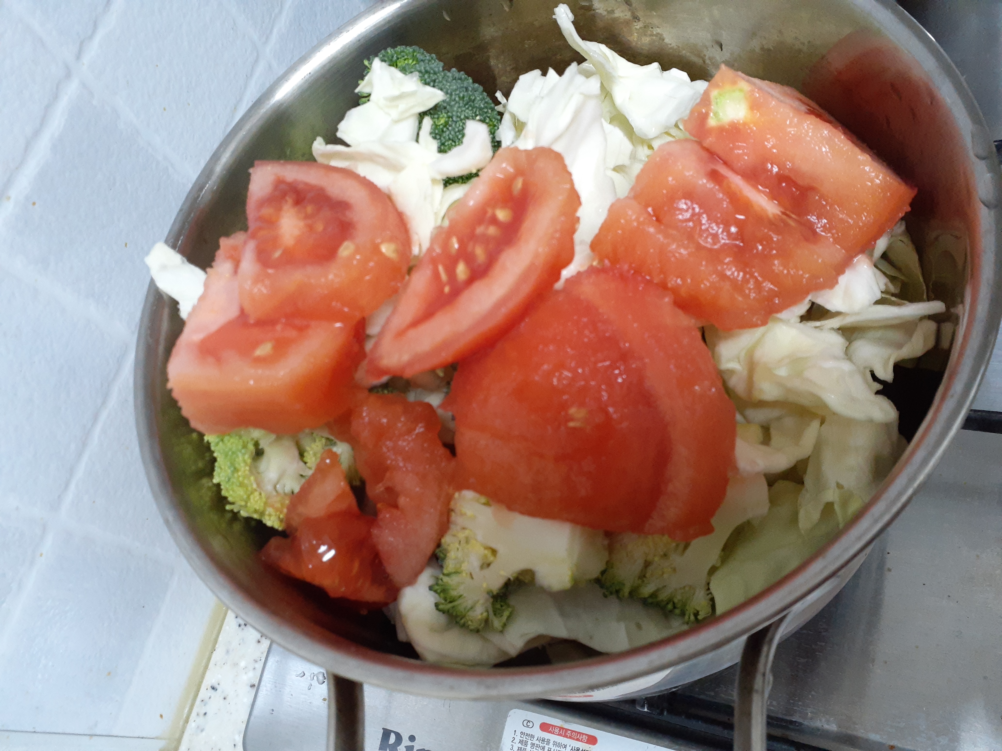 껍질-벗긴-토마토와-야채