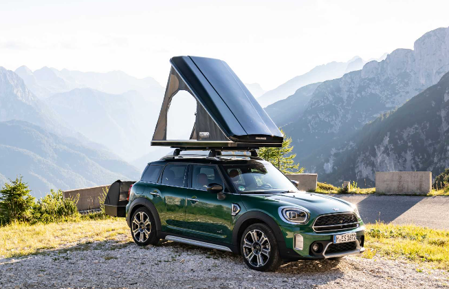 루프텐트를 장착한 MINI Cooper SE Countryman 모델의 모습 / 사진 출처 : BMW Media Press