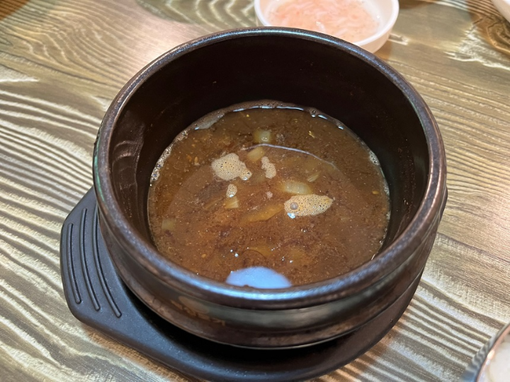 검정-원형-그릇에-담긴-국물