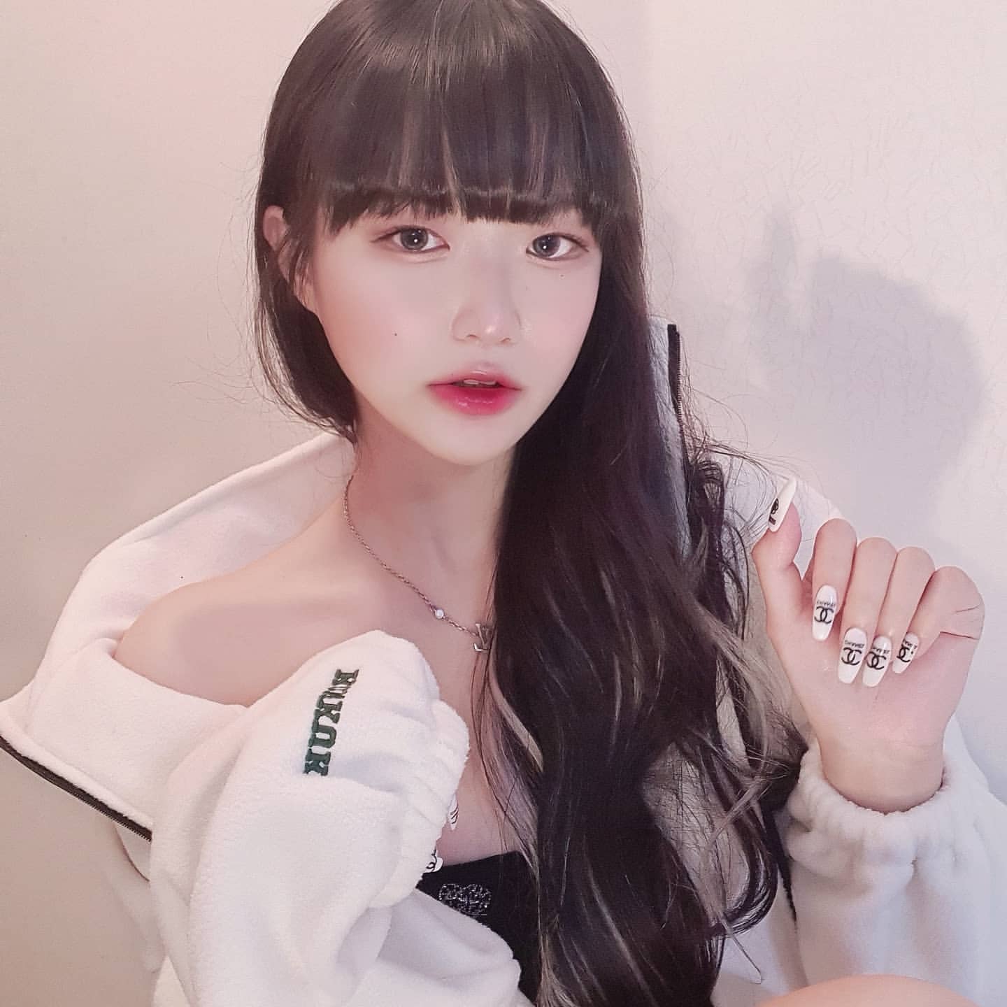  귀여운 얼굴, 귀엽지 않은 몸매 소유자 탱글소녀 인스타그램 사진