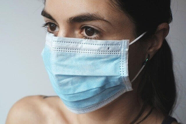 마스크를 쓰고 있는 여성의 모습