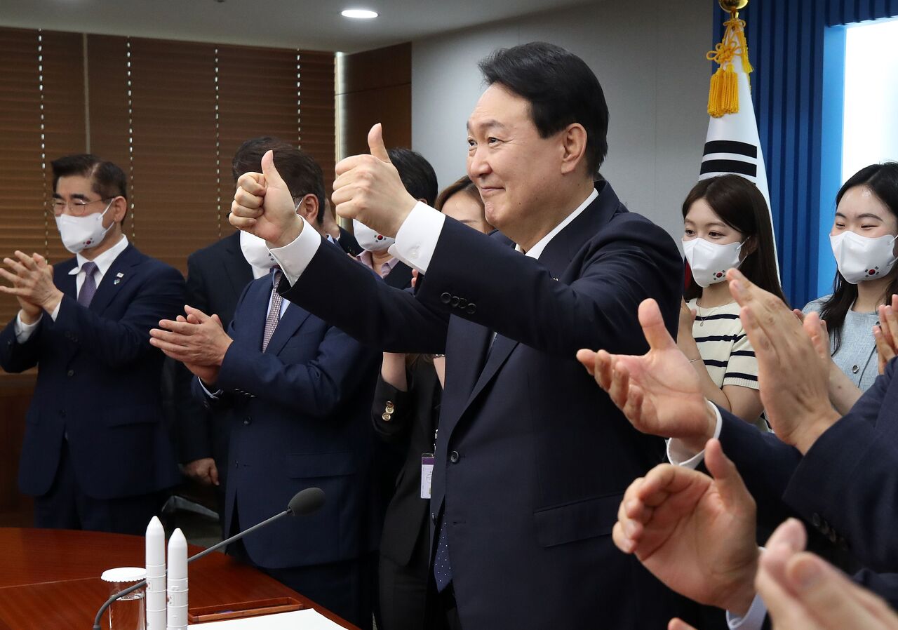  尹 "과학자들 부담주기 싫었다"..文 과거 '누리호 병풍 사진' 소환