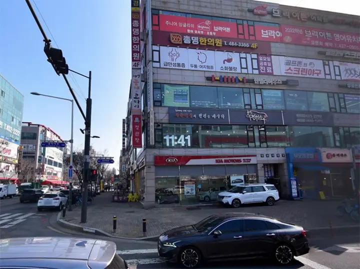 건물 간판 밑에 디지털 시계를 왜 다는 거지 이유가 있나요