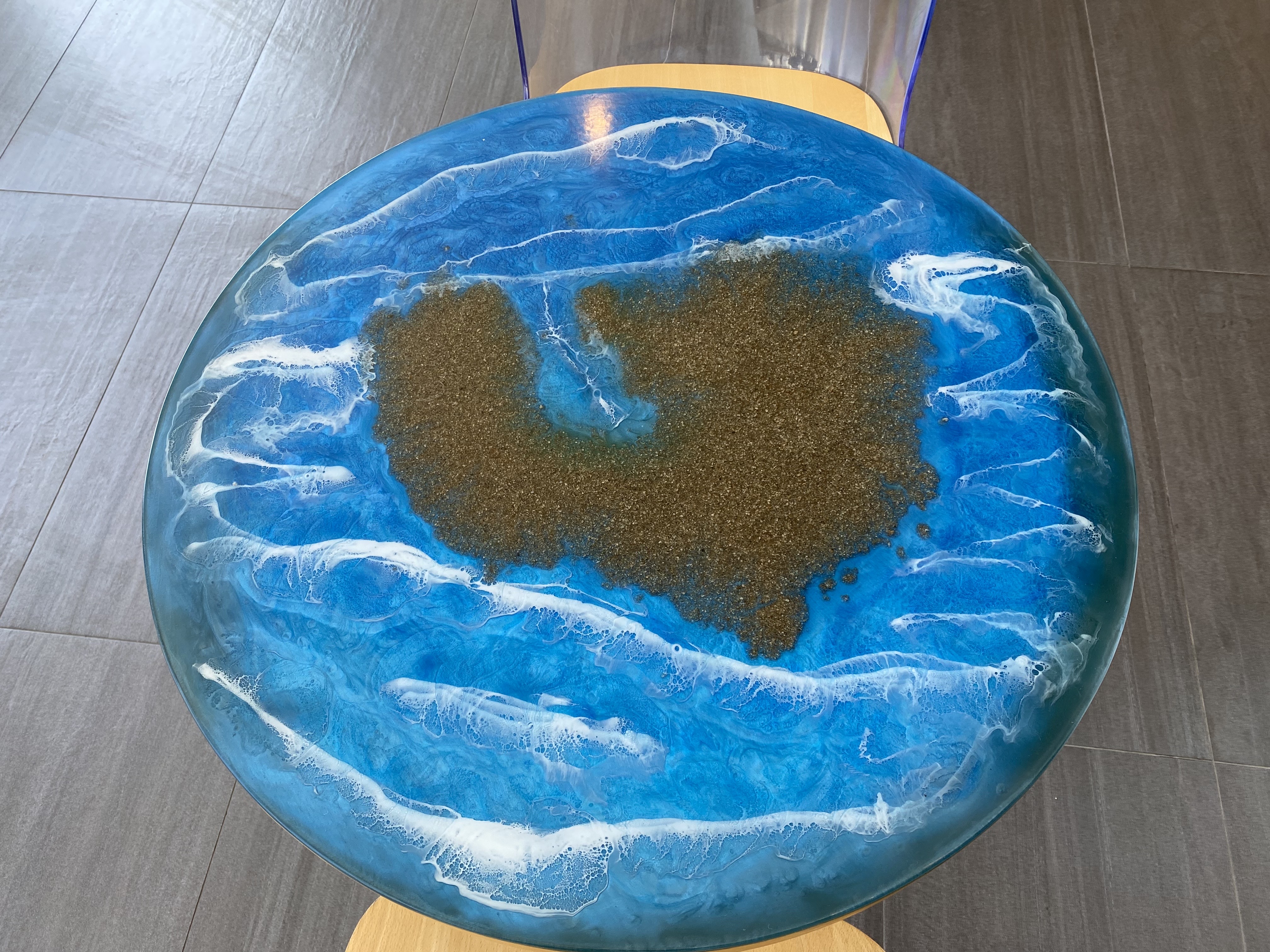 바다와 모래를 표현한 테이블