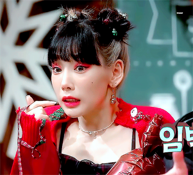 더쿠 - 또 한껏 맘먹고 꾸민 다음주 놀토 태연 크리스마스 스타일링.gif (옷에 불 들어옴;)