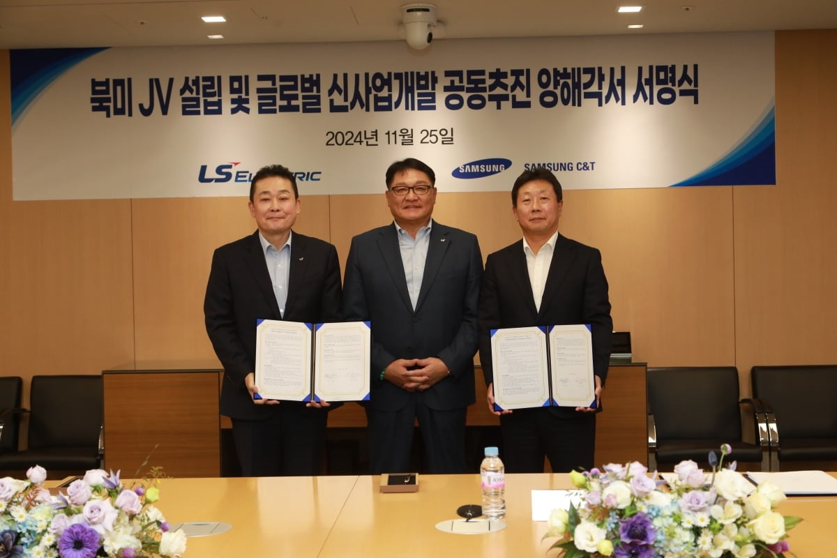이재언 삼성물산 상사부문 대표이사 사장이 11월 25일 서울 태평로 삼성본관빌딩에서 삼성물산과 LS일렉트릭 글로벌 신사업개발 공동 추진 양해각서(MOU) 서명식 후 구자균 LS일렉트릭 회장, 김종우 LS일렉트릭 전력CIC COO와 기념 촬영을 하고 있다.