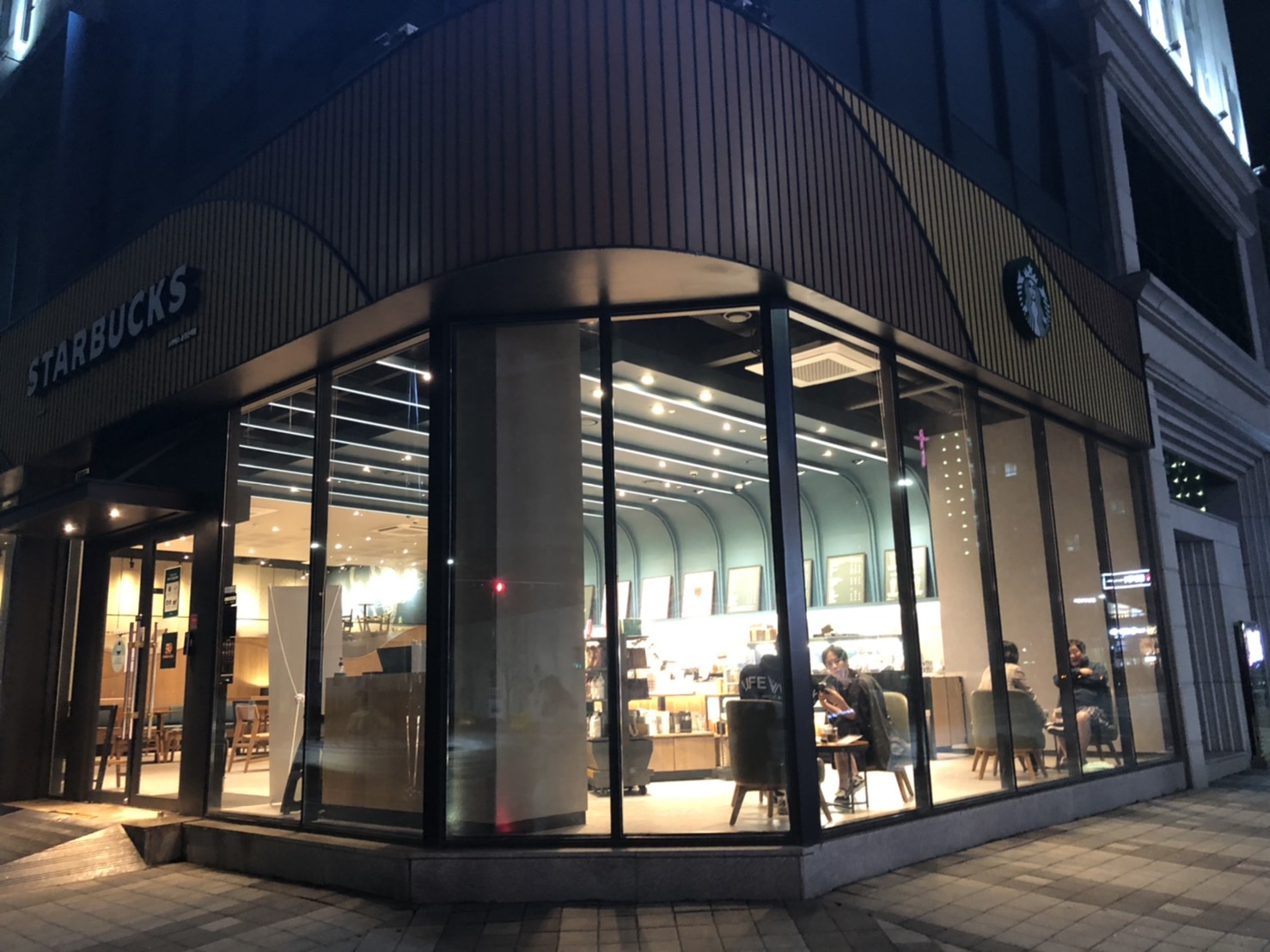  춘천 온의동 스타벅스 방문리뷰 (체리블라썸 화이트초콜릿, 딸기 딜라이트 요거트 블랜디드)