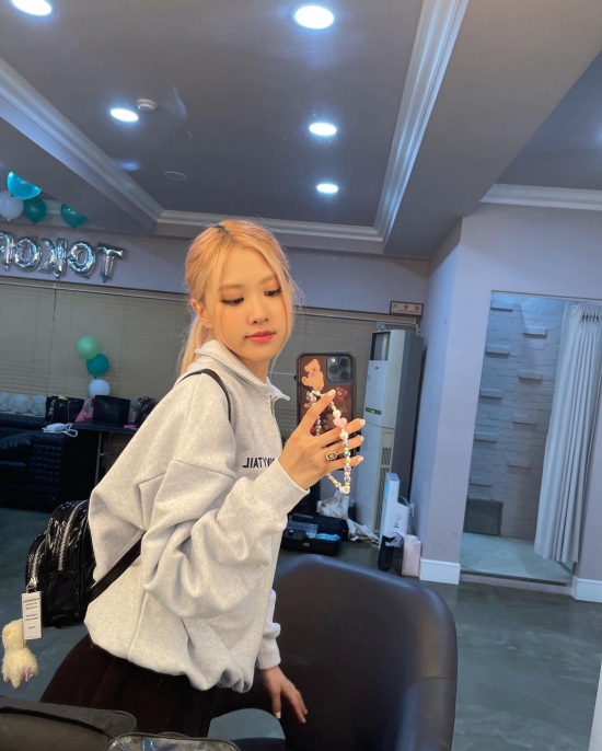  블랙핑크 로제, 시선을 사로잡는 뷰티&큐티