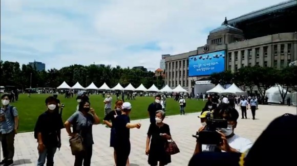 서울시청 앞 박원순 분향소 앞 성창경TV서울대병원 장례식장 주차장에 마련된 강용석·김용호·김세석·김용호·양평의 집. 유튜브 ON. 2020년 7월 11일 2시 30분 69