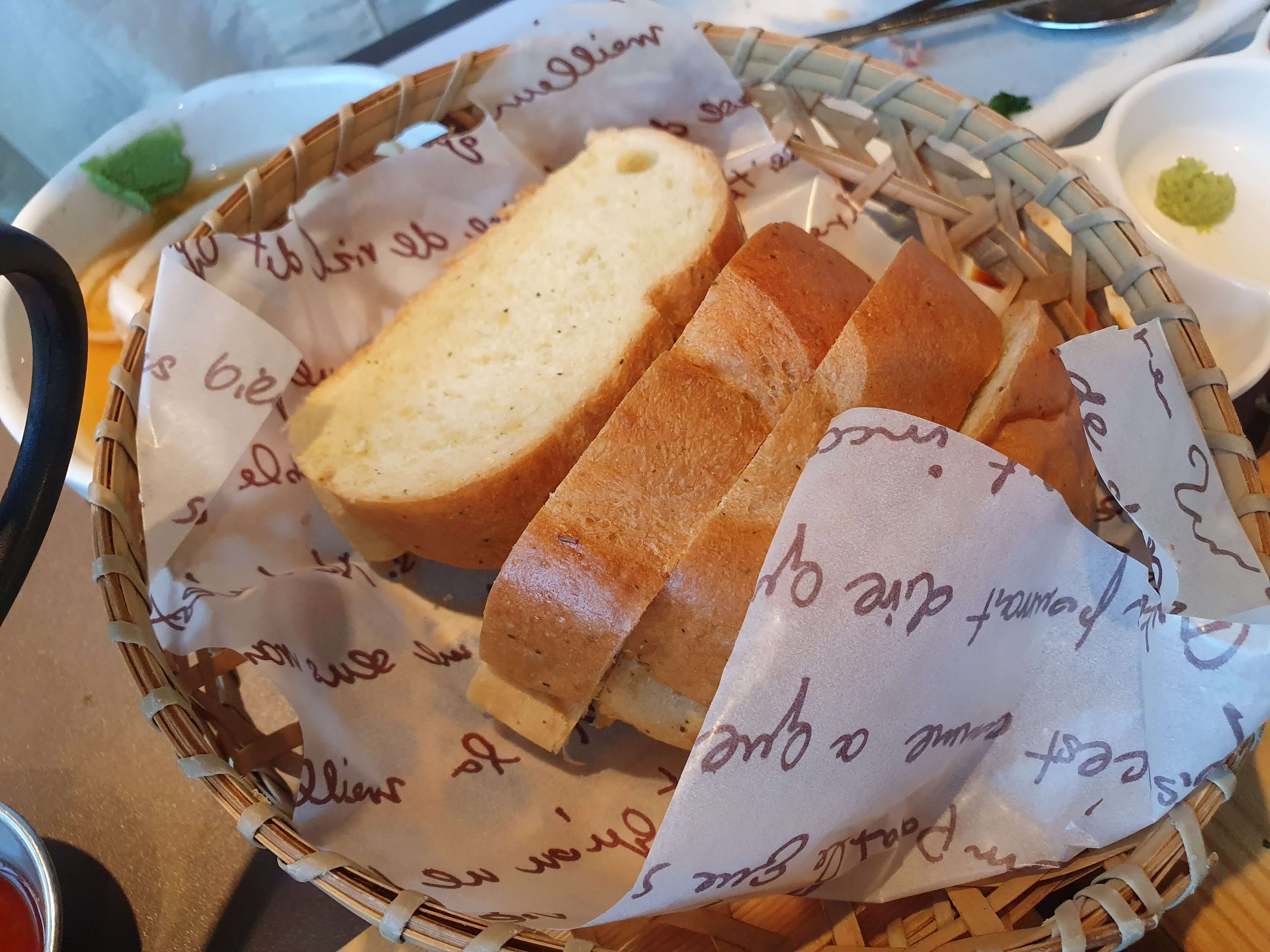 빵 (무료로 1번만 추가 리필 가능)