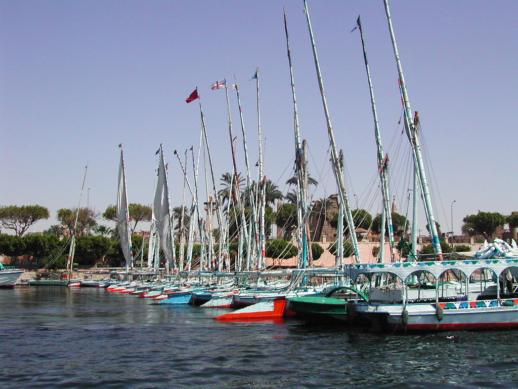 이집트-룩소르-서안투어-나일강변에-정박해있던-배