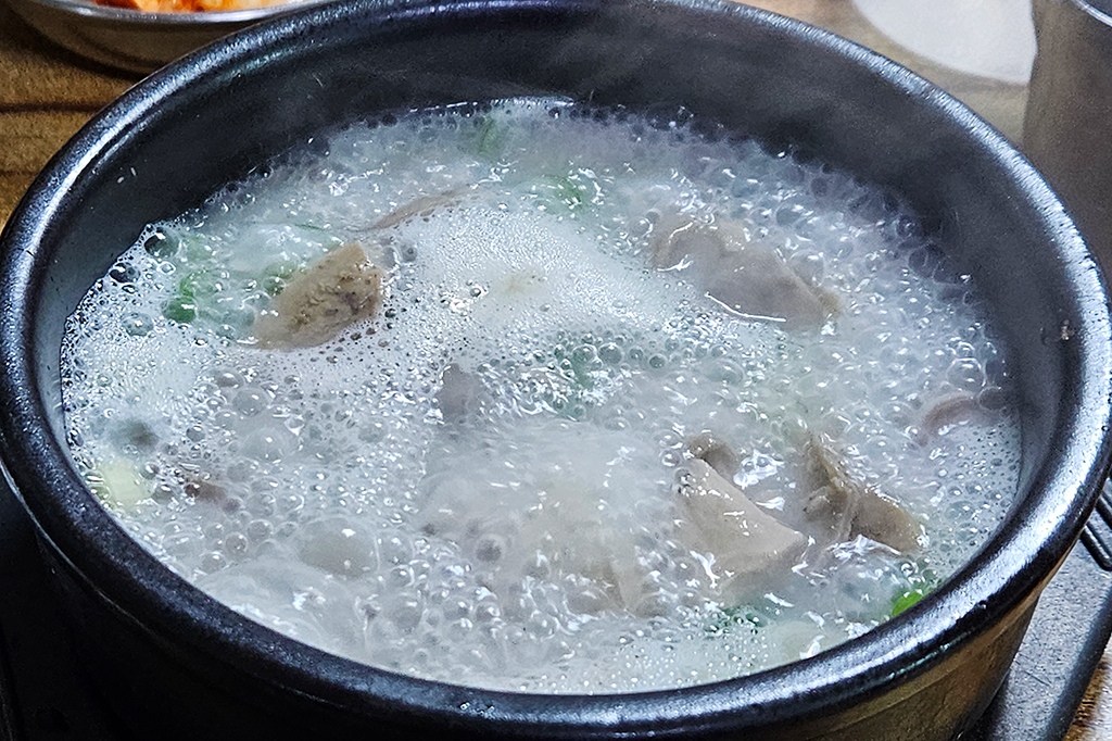 영월 서부순대 뚝배기 안에서 끓고 있는 내장국밥