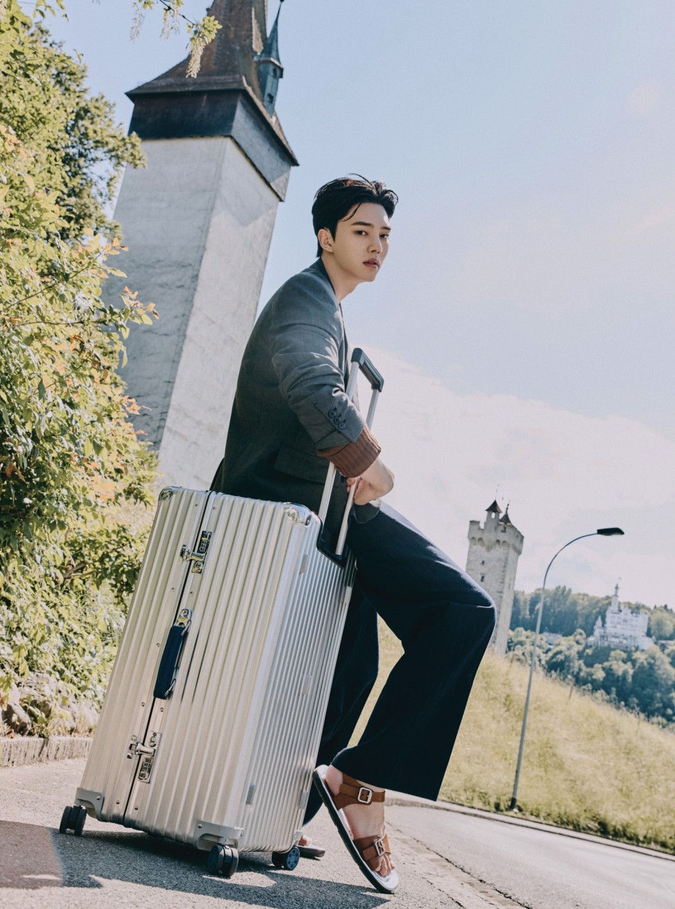 명품 캐리어 Remo와 클래식 컬렉션 x 송강 노블레스 화보 패션 : 남성 크로스백 추천! 17