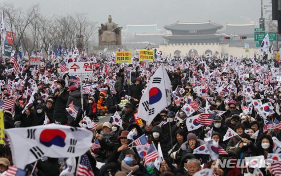  [단독]尹정부, 보수단체와 광화문 태극기행사 취소
