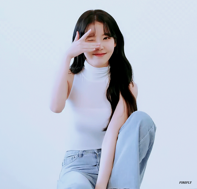  아이유 × CNP 화보 촬영 움짤 gif