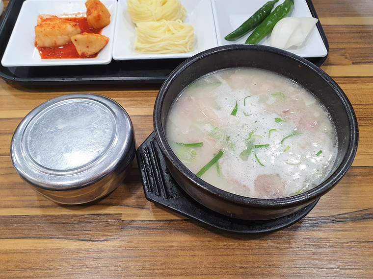 돼지국밥과-공기밥