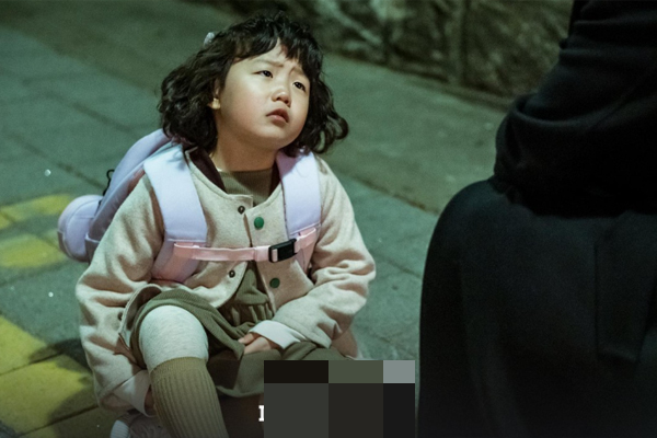 "약국 하는 아가씨가 옆집에 새로 이사 온 이후.." 의문의 편지가 그 집 문에 붙기 시작하고 접선이라도 하듯 약국 아가씨가 누군가와 답장을 주고받는데 기가 막힌 사연이..