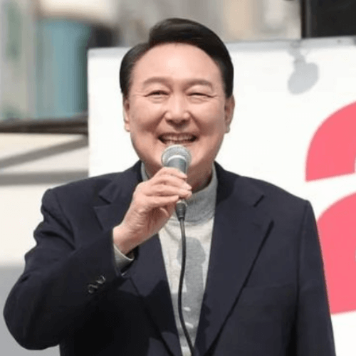 윤석열-당선인이-마이크를-들고-찍은-사진