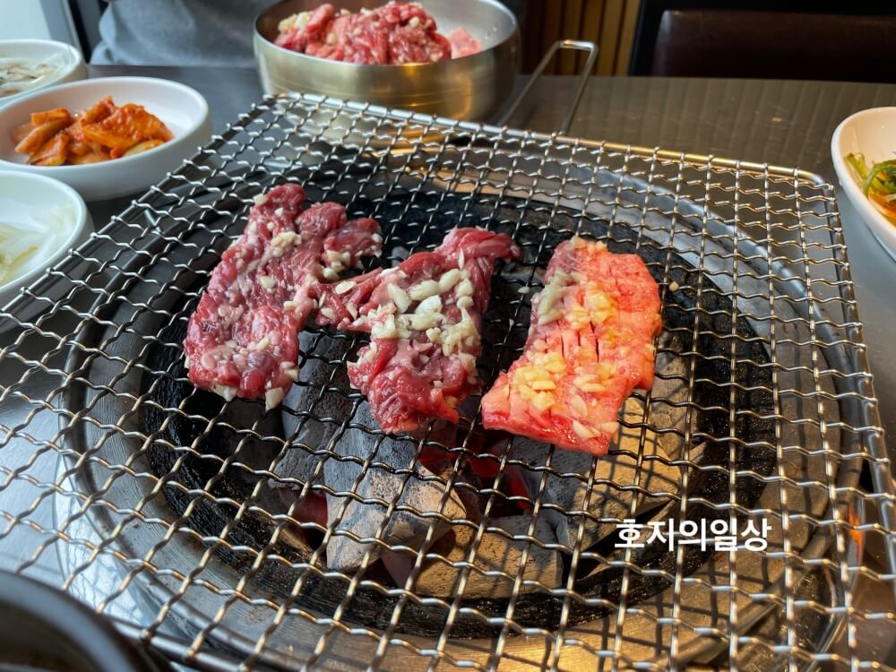 제주 명호마농갈비 - 고기판에 올려진 마농갈비