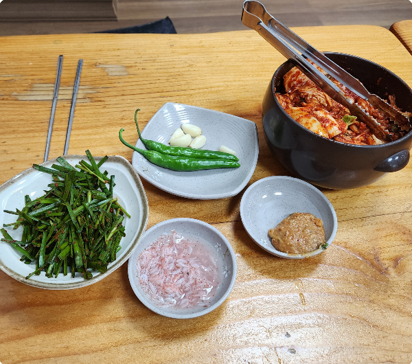 김치-고추-마늘-부추-새우젓-쌈장