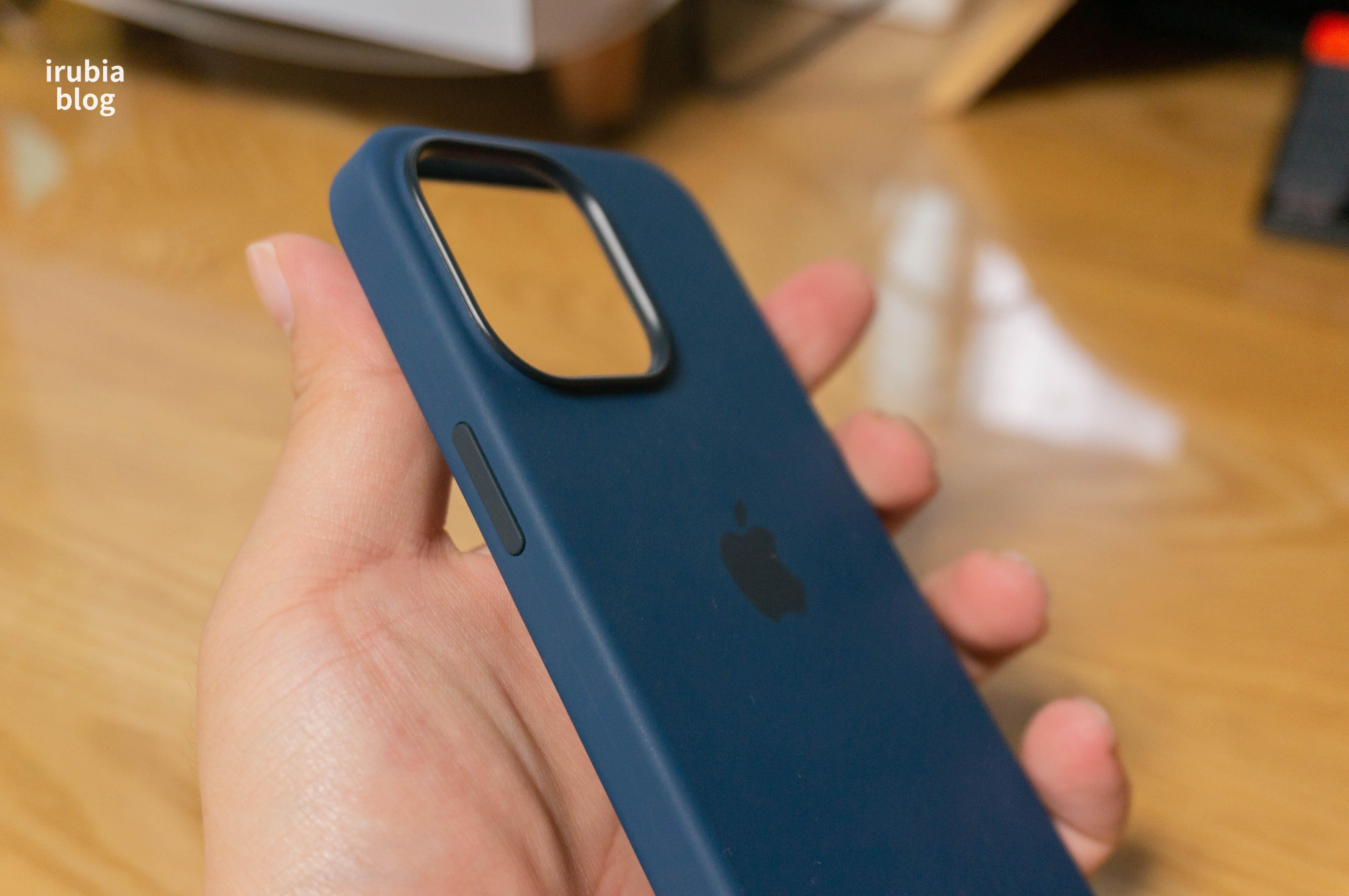 iPhone 13 Pro 실리콘 케이스 어비스 블루의 모습.