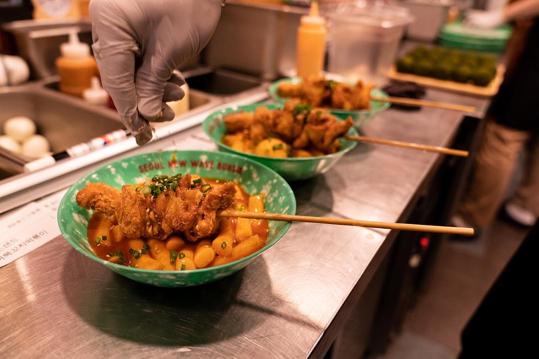 줄서는식당 육회김밥&#44; 어묵튀김 옛날 떡볶이&#44; 돈까스 샌드&#44; 육개장 라면&#44; 명란 에그라이스 맛있는 레트로 분식집 압구정로데오 맛집 소개