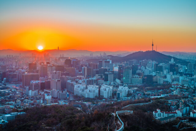 인왕산 범바위 - 340m로 높지 않은산 초보자들도 충분히 올라갈 수 있습니다. 범바위로 가는 성곽은 또다른 일출 포인트
