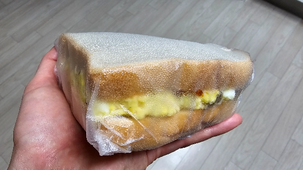 식빵으로 샌드위치를 쌉니다.