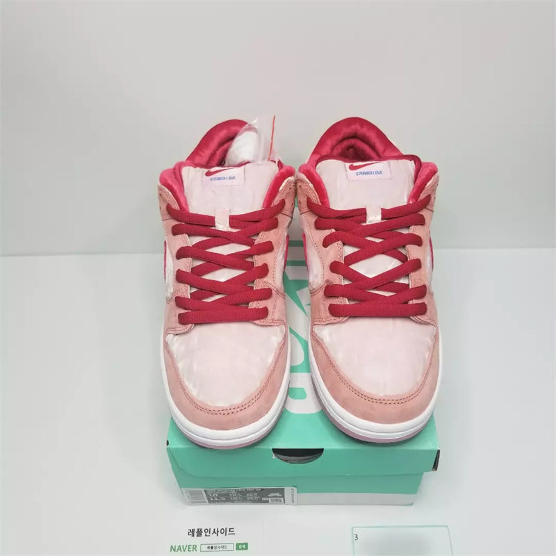  [NIKE] 나이키 SB 덩크 로우 x 스트레인지러브 스케이트보드 핑빨흰 CT2552-800 남녀공용 (PKgod버전)