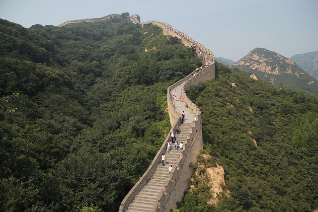 높은 산, 만리장성, 걷는 많은 사람들