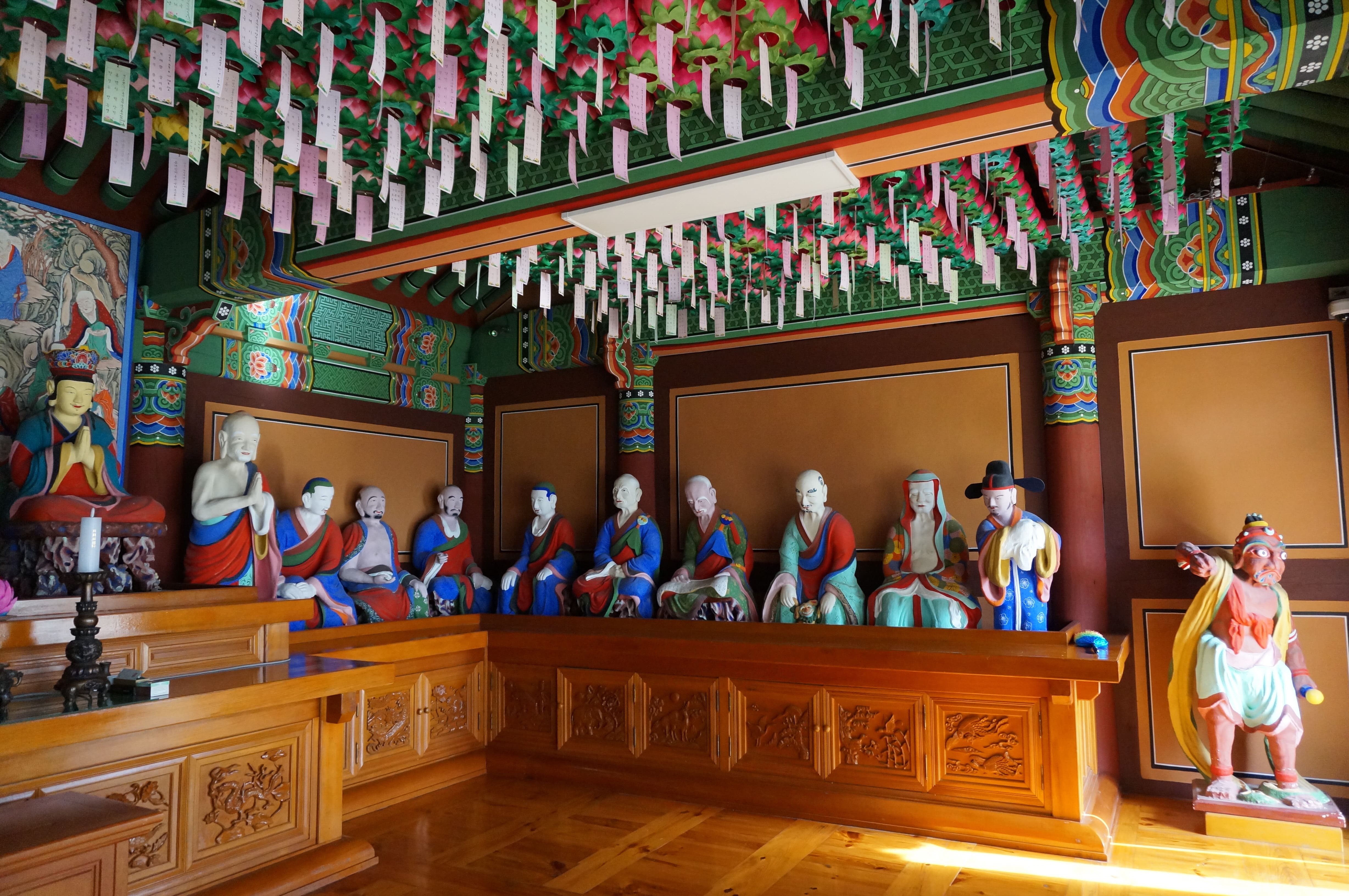 석가모니불과 16나한상(우)