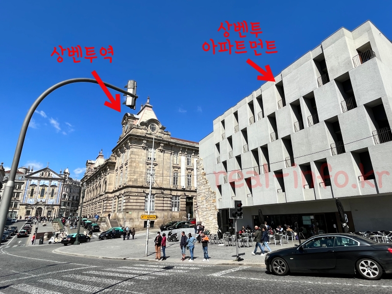Porto-São Bento 역과 그 옆에 있는 신축 건물