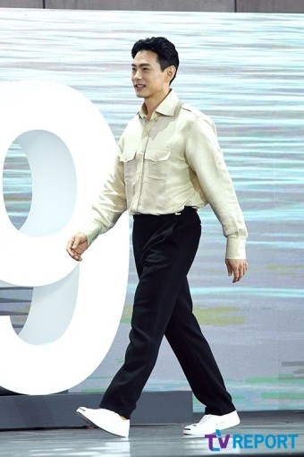 전쟁 중 유태오는 과거 결혼해 니키리와 아이를 낳았다. 19