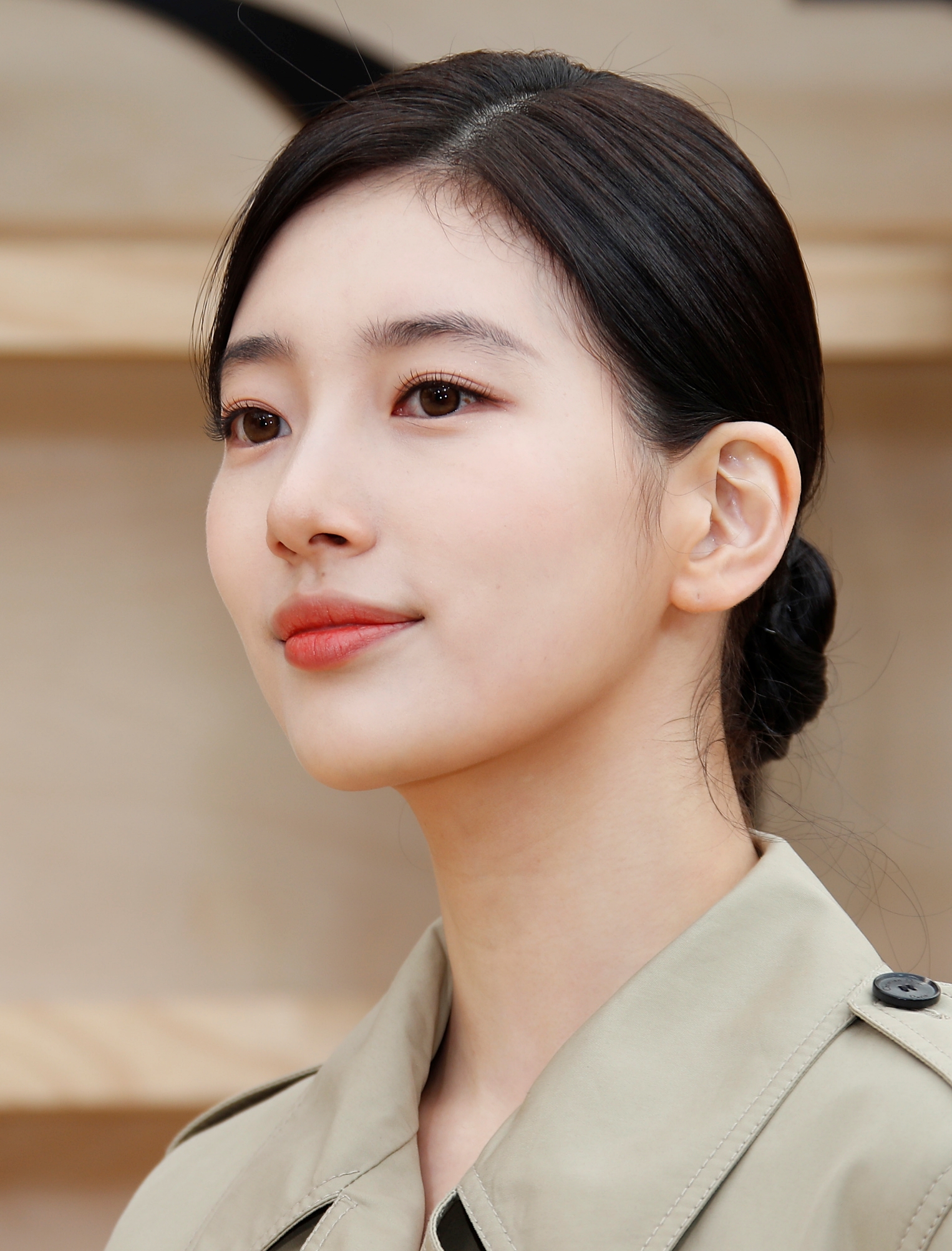  수지 디올 고화질 사진