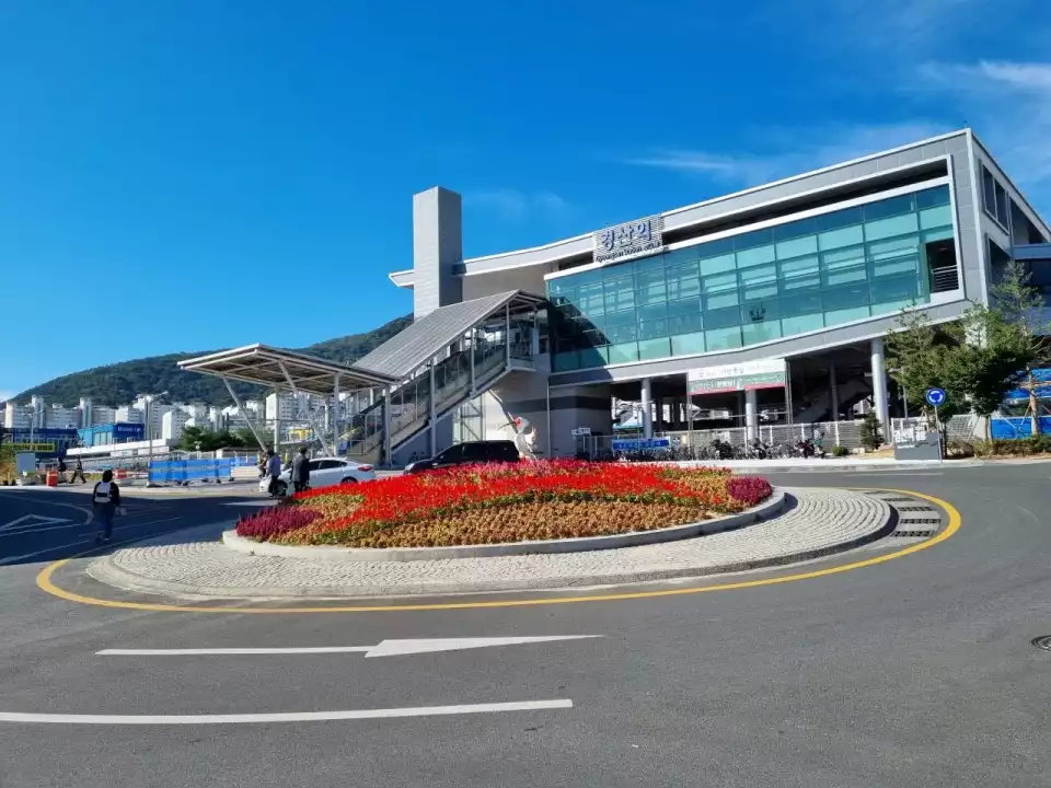 토요일 경산역 앞 회전교차로를 배경으로 사진을 담아봤습니다.