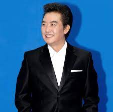 꽃을든남자 이미지