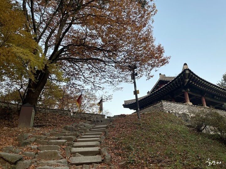남한산성-지화문-오르는-길-사진