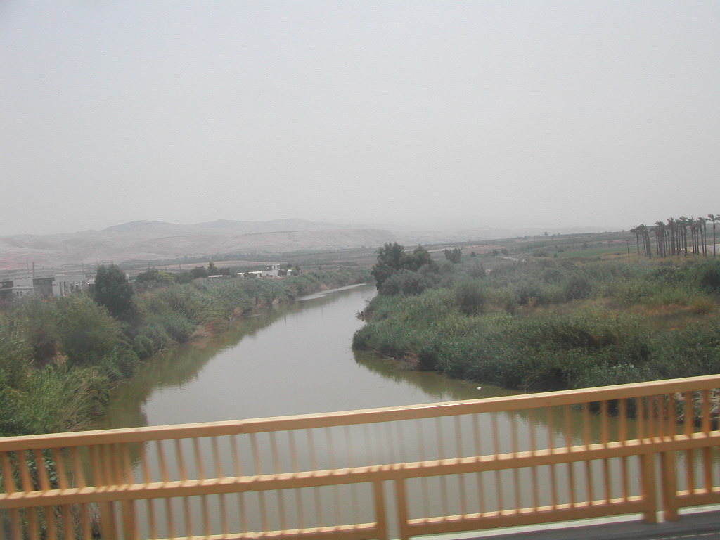 이스라엘-요르단-국경-넘는중-요단강