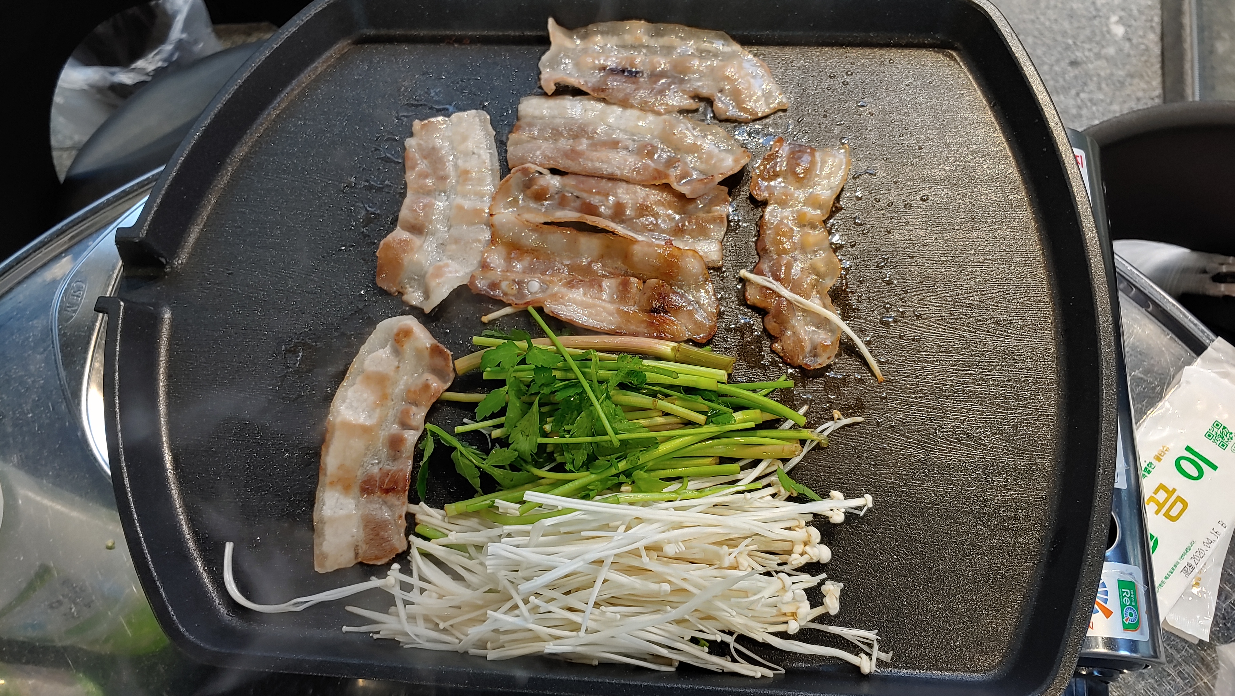  미나리와 버섯이 무한리필되는 가성비 좋은 대패삼겹살, 최대패