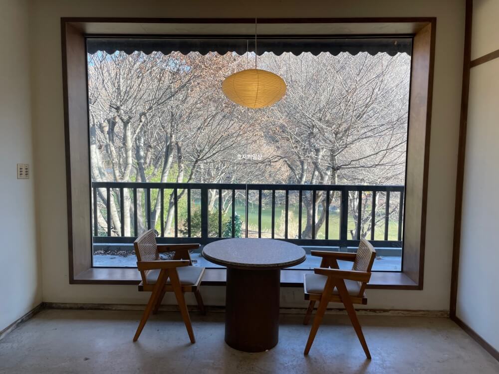 천안 구공 카페 맛집 교토리 - 매장 2층 창가 좌석